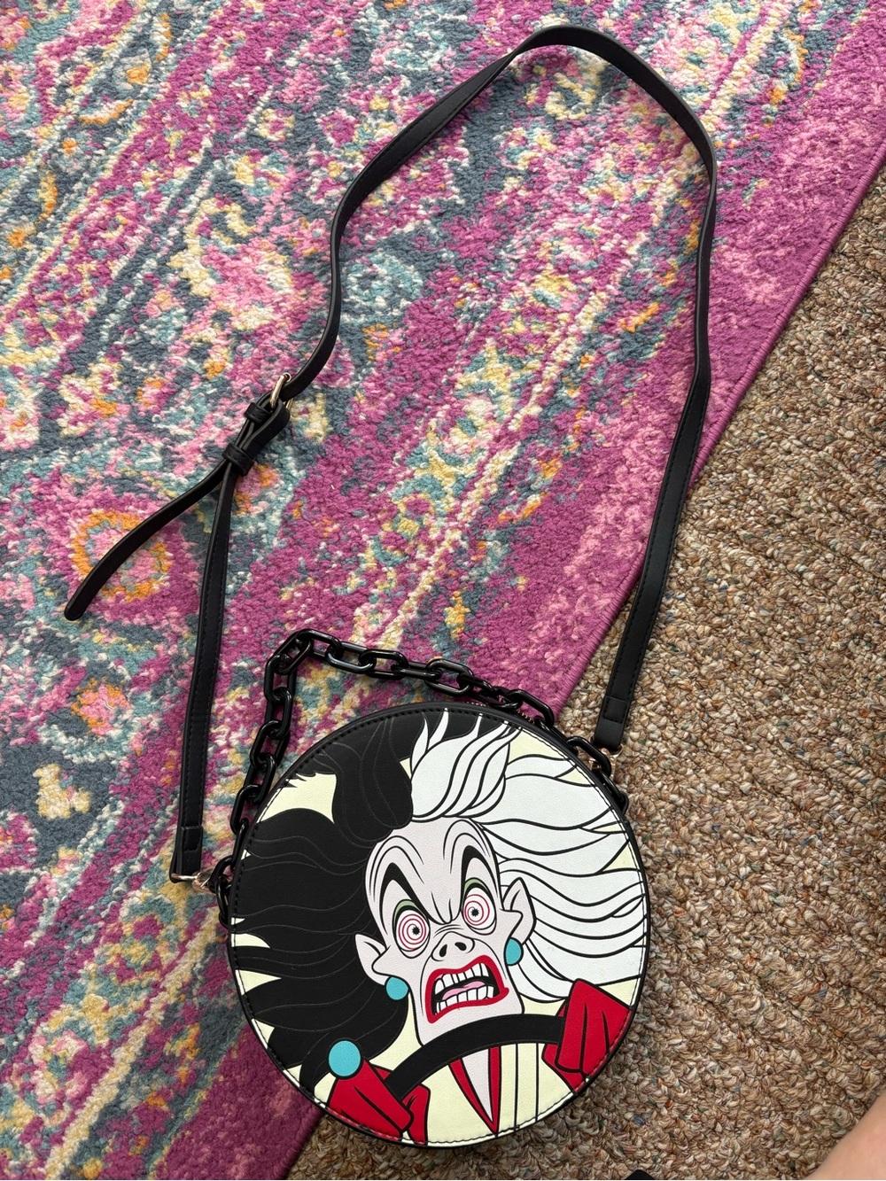 Round cruella de vill Cakeworthy bag